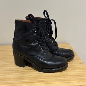 Frye Sabrina Lace Up 6g Heeled Ankle Boots in Black Size 6